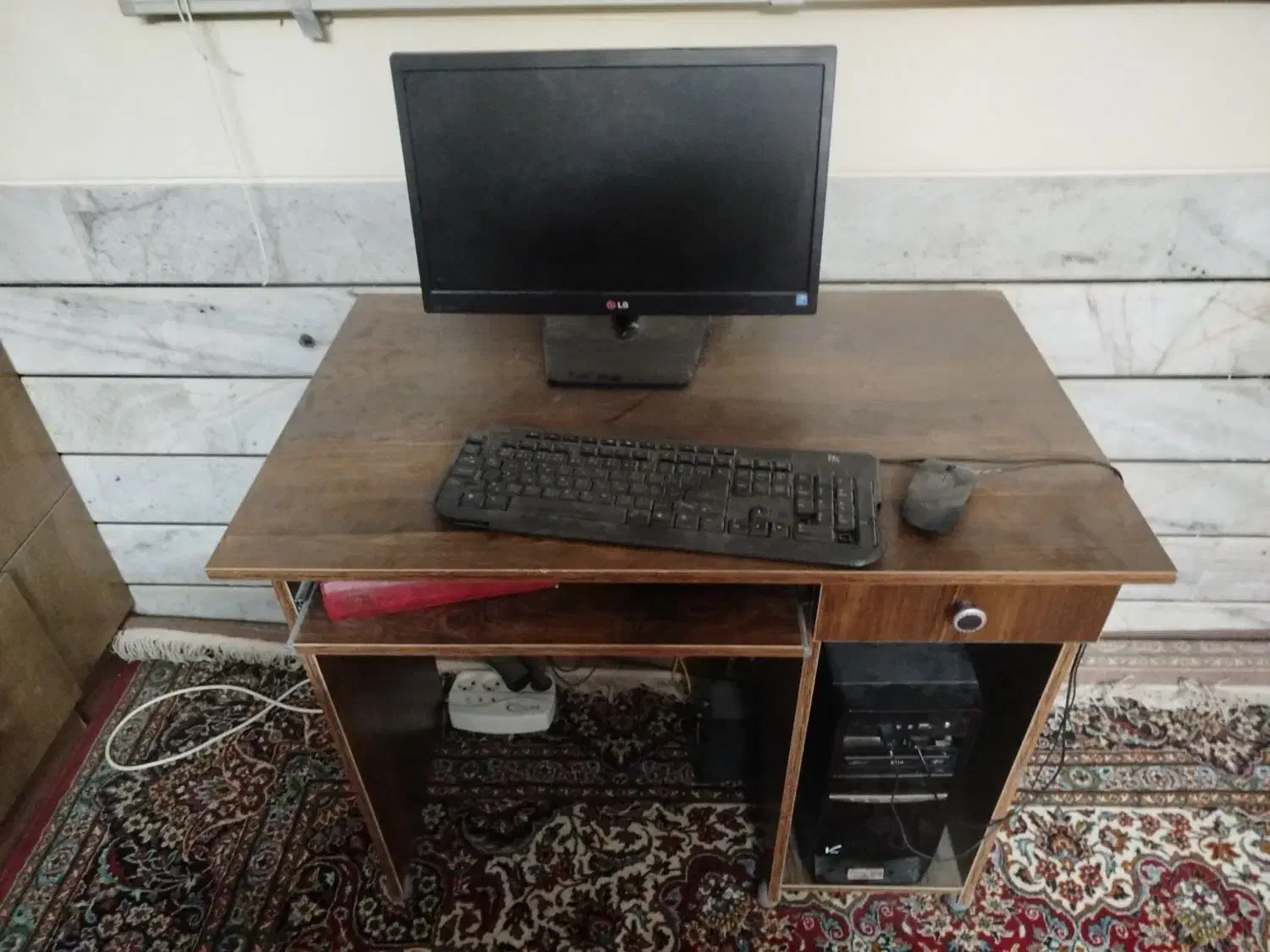 میز کامپیوتر مانیتور|رایانه رومیزی|مبارکه, |دیوار