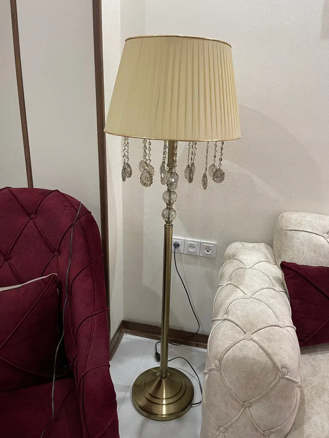 آباژور ایستاده کنار سالنی|چراغ خواب و آباژور|کرج, شهرک نهال و بذر|دیوار