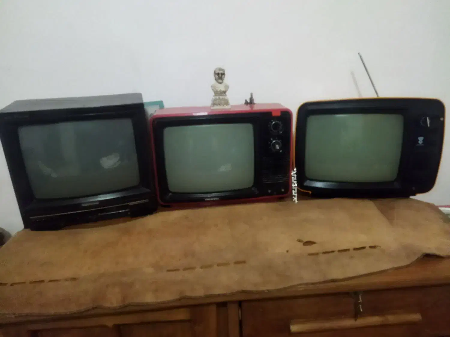 سه دستگاه تلویزیون قدیمی،عتیقه نوستالوژیک|کلکسیون اشیاء عتیقه|آباده, |دیوار