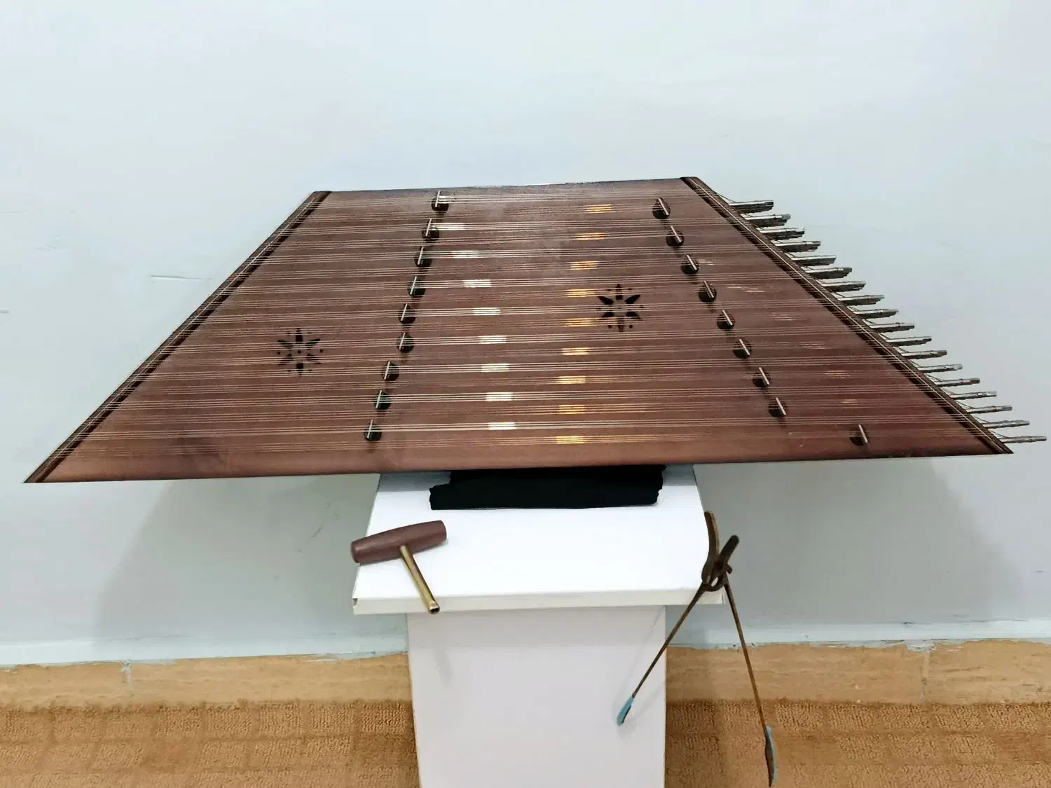 سنتور|سازهای سنتی|ایلام, |دیوار