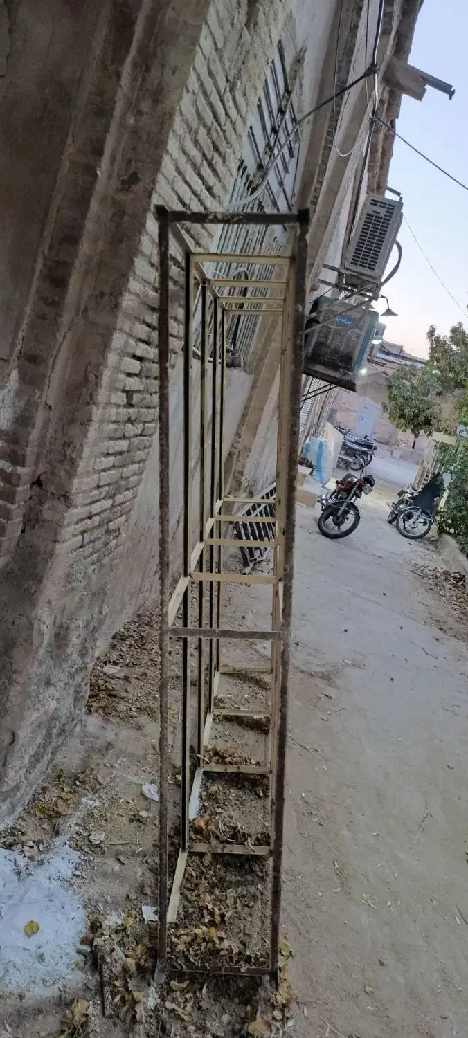 یک قفسه آهنی و یک میز|فروشگاه و مغازه|جهرم, |دیوار