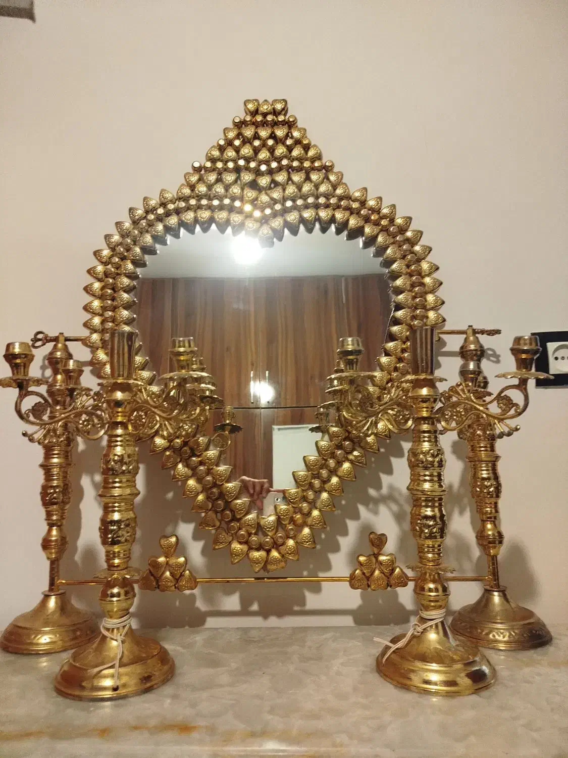 آینه و شمعدان و میز طرح برنج طلایی با سنگ مرمر|بوفه، ویترین، کنسول|تربتحیدریه, طالقانی|دیوار