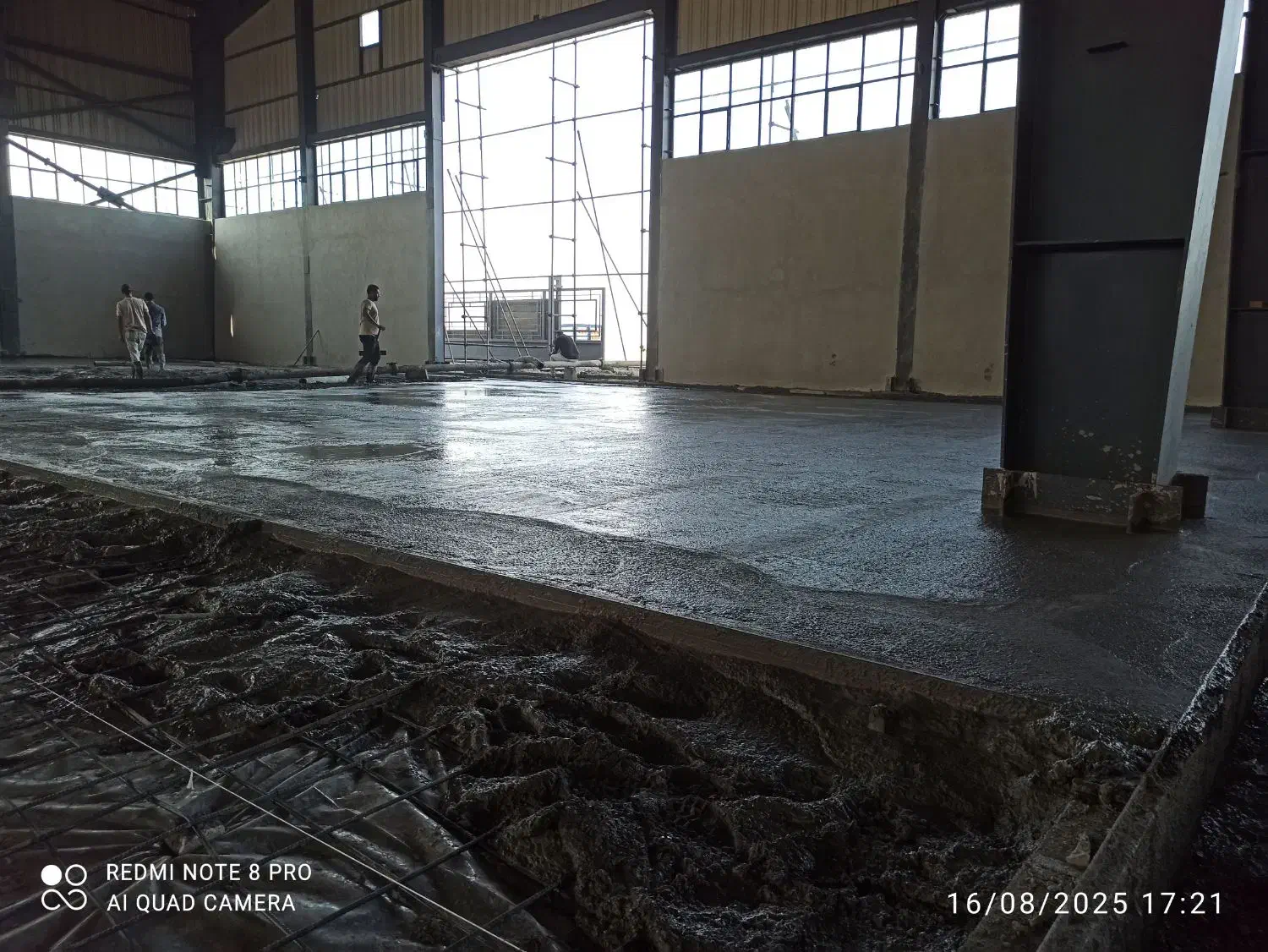 بتن ریزی کف با ماله پروانه به صورت شیشهای|خدمات پیشه و مهارت|رشت, جماران|دیوار