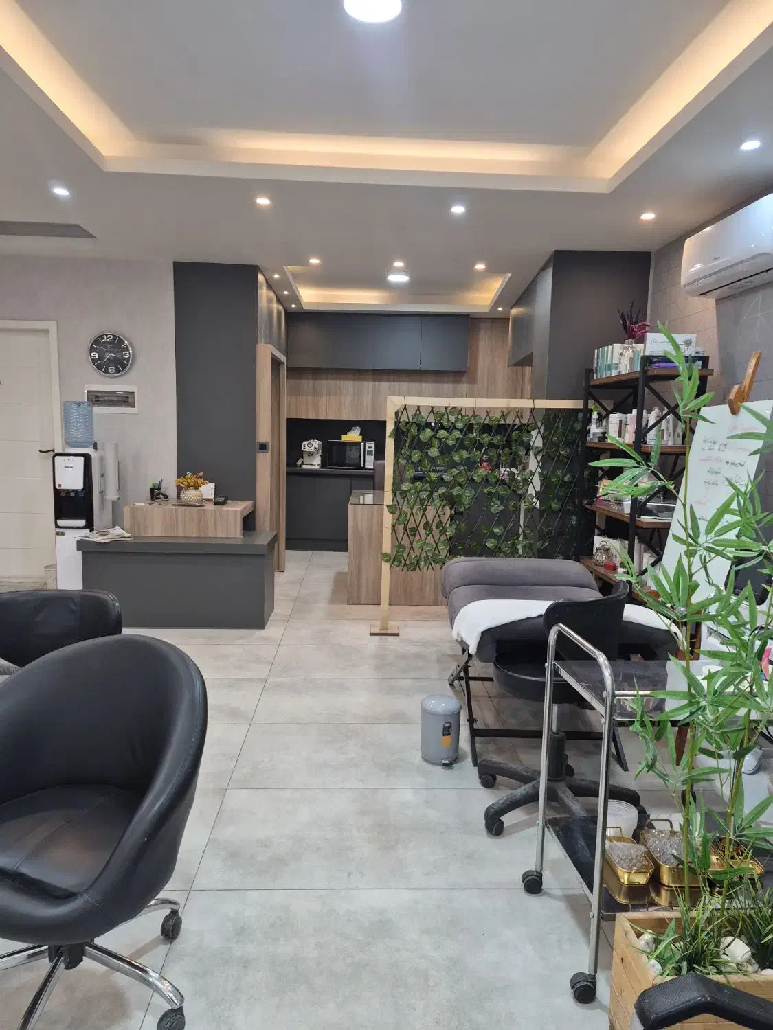 اجاره صندلی در سالن زیبایی|خدمات آرایشگری و زیبایی|اصفهان, مسجد مصلی|دیوار