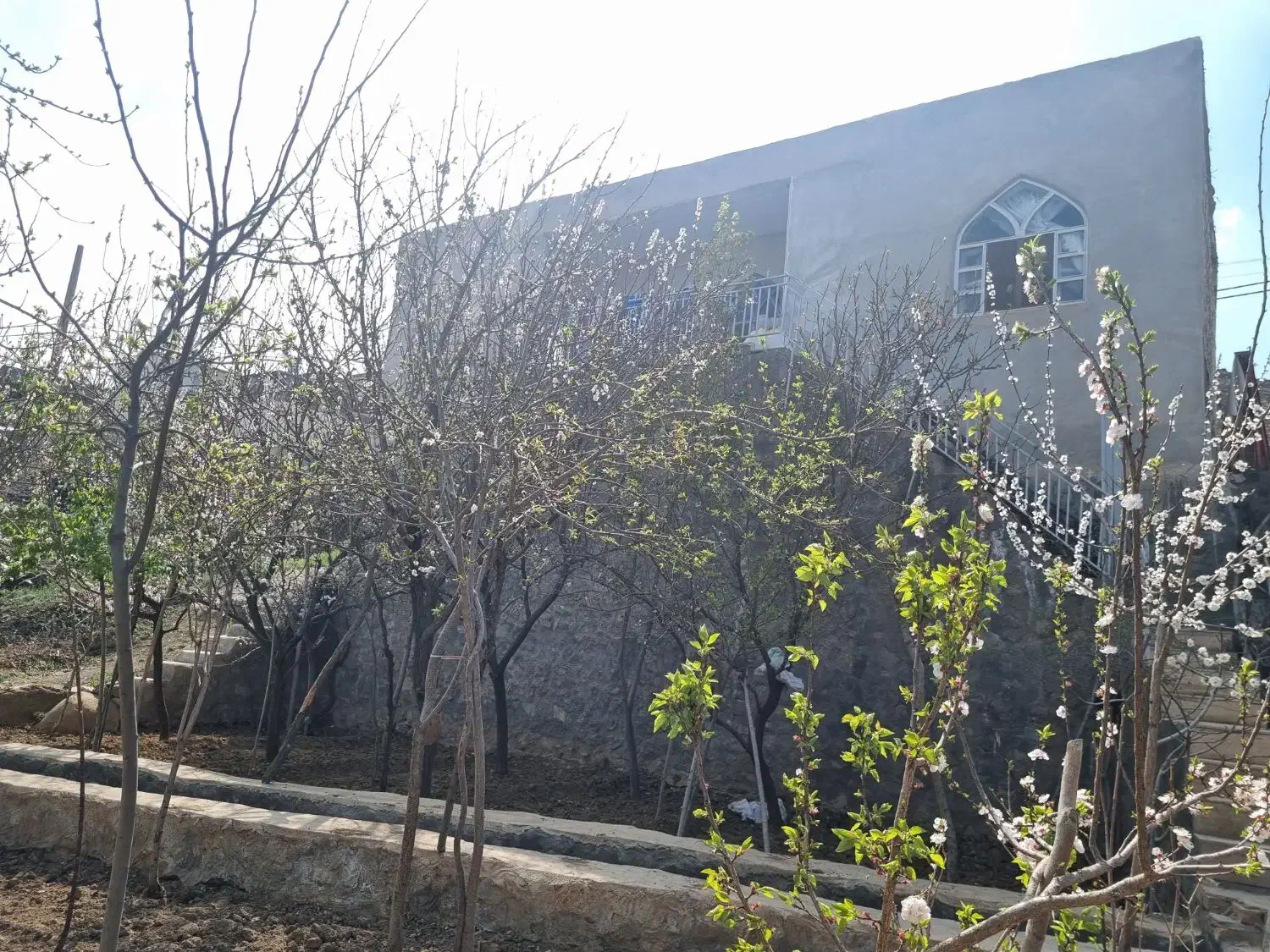 آپارتمان ویلا بر جاده بیرون روستا ویو ابدی|فروش خانه و ویلا|مهاباد (اصفهان), |دیوار