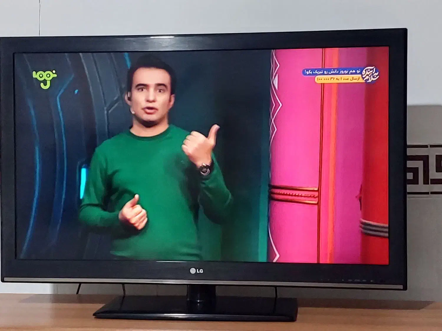 تلویزیون ال جی ۴۲ اینج همراه با میز تیوی مشکی|تلویزیون و پروژکتور|خرم‌آباد, |دیوار