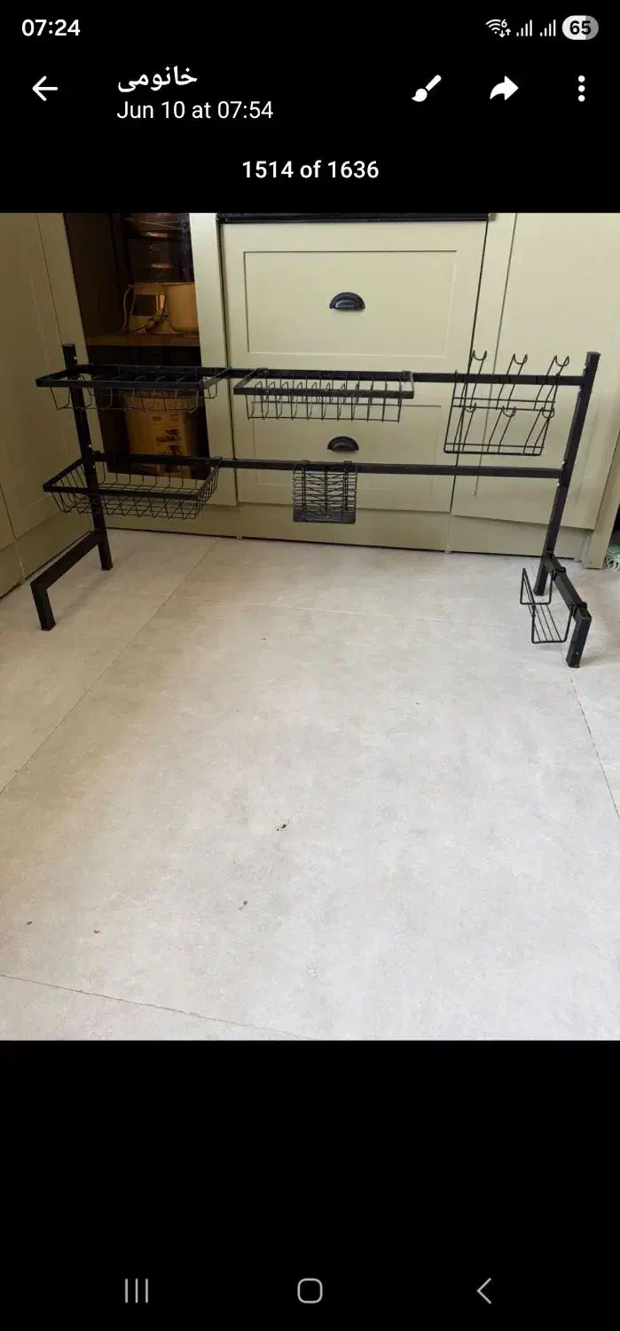 ابچکان ایستاده پشت پنجره ای|آبچکان و نظمدهنده ظروف|تربت جام, والفجر|دیوار