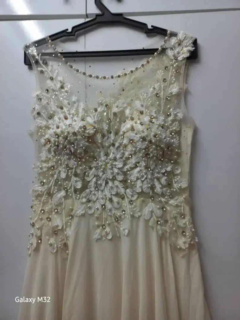 لباس مجلسی|لباس|مشهد, کوشش|دیوار