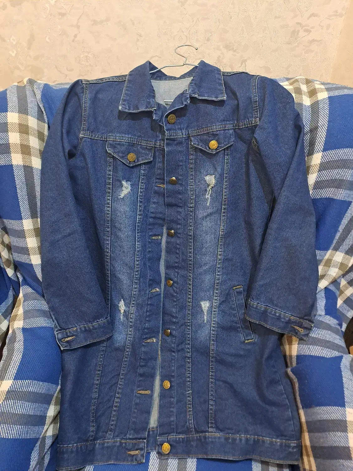 مانتو لی نو|لباس|بروجن, |دیوار