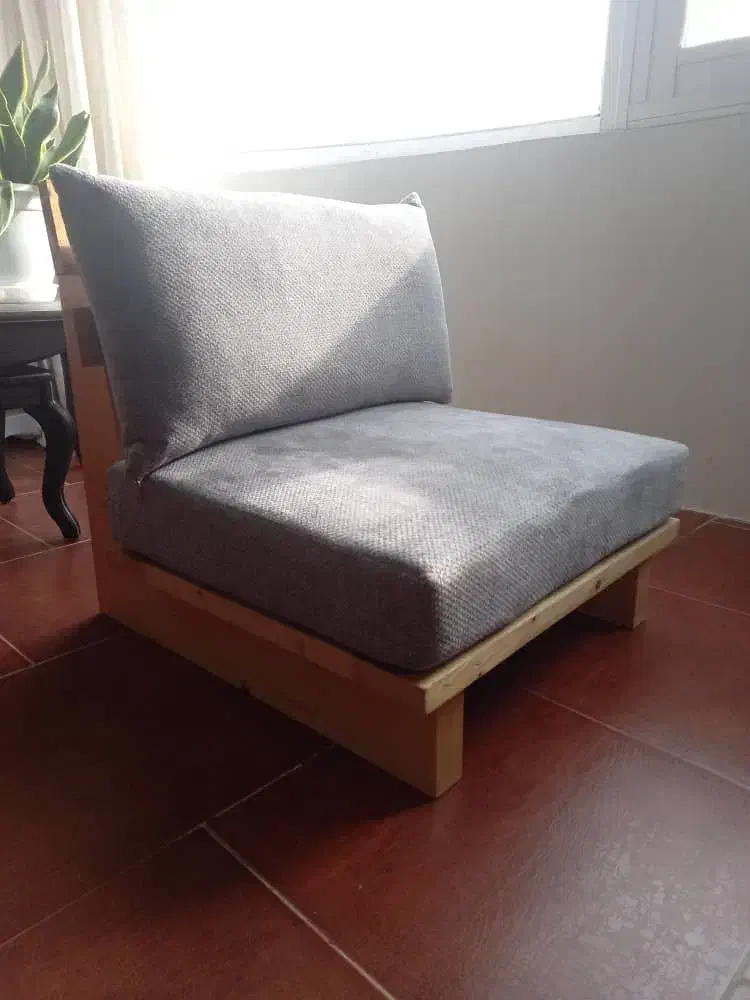 میز و صندلی تحریر نشسته|میز تحریر و کامپیوتر|نور, |دیوار