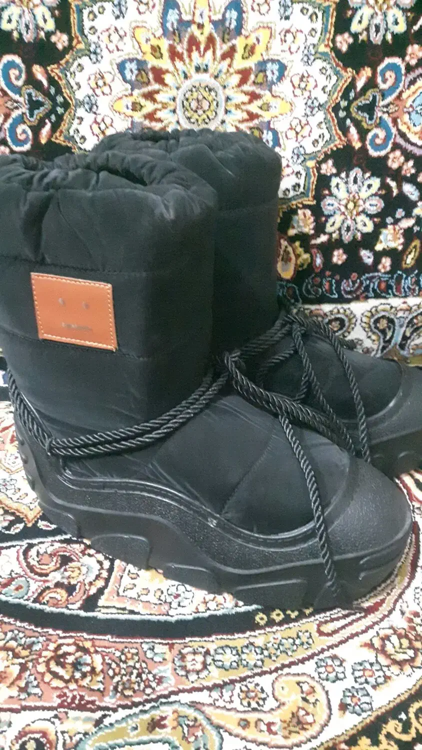 کفشj|کیف، کفش، کمربند|بیستون, |دیوار