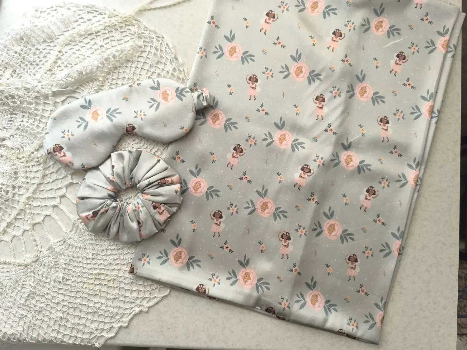 روبالشتی ساتن بهمراه اسکرانچی و چشم بند..|رختخواب، بالش، پتو|بیرجند, |دیوار