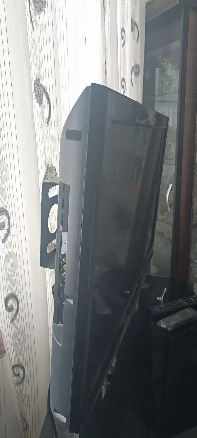 تلویزیون ال سی دی به همراه میز|تلویزیون و پروژکتور|فردوس (خراسان), |دیوار