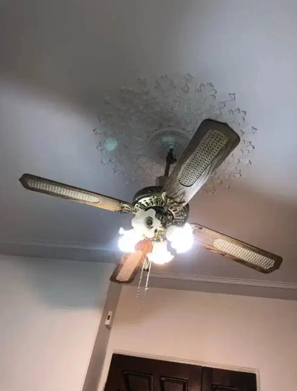 لوستر پنکه دار|لوستر و چراغ آویز|قدس, شهر‌قدس|دیوار