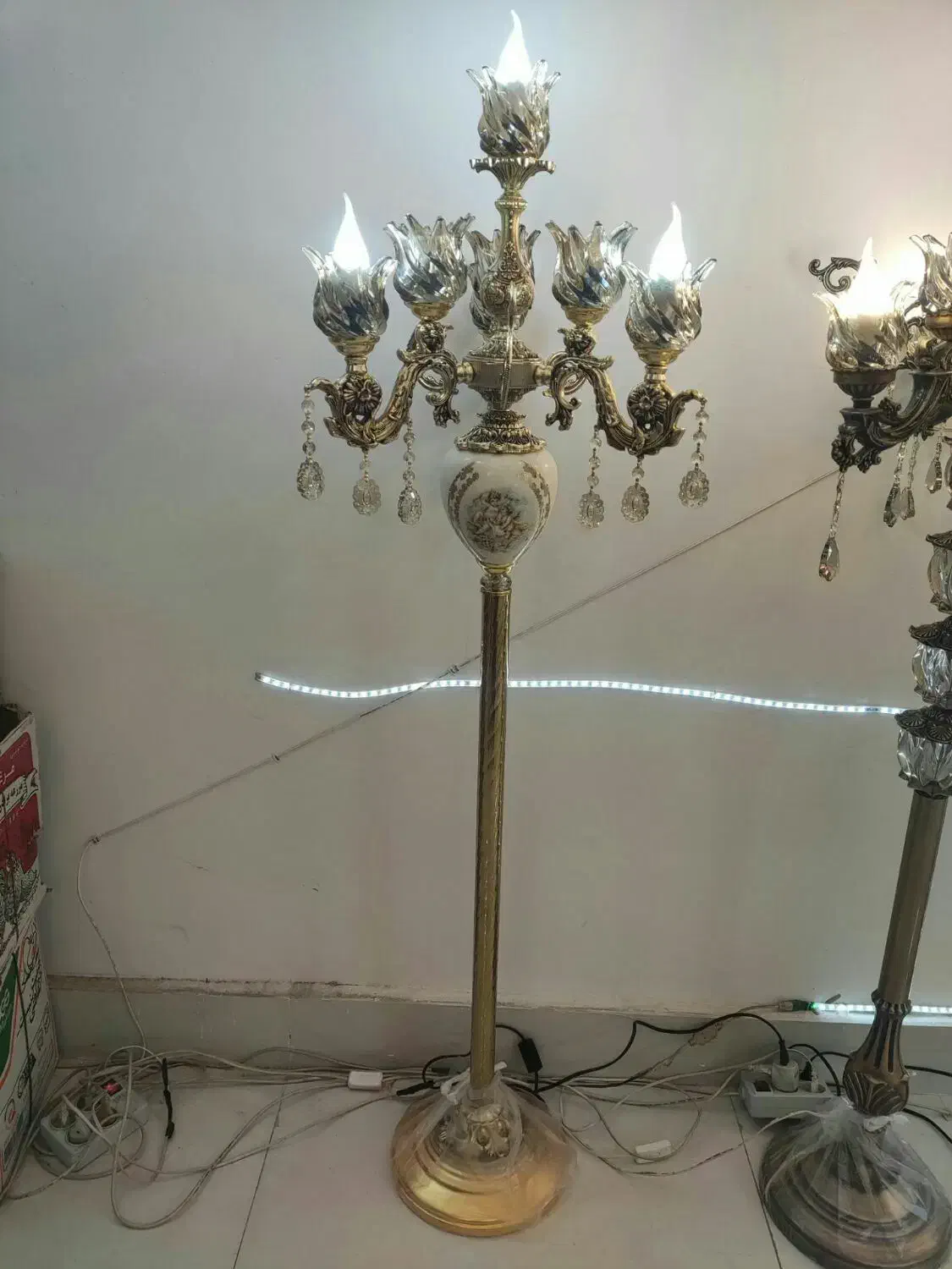 کنار سالنی شاخه ای|چراغ خواب و آباژور|زاهدان, |دیوار