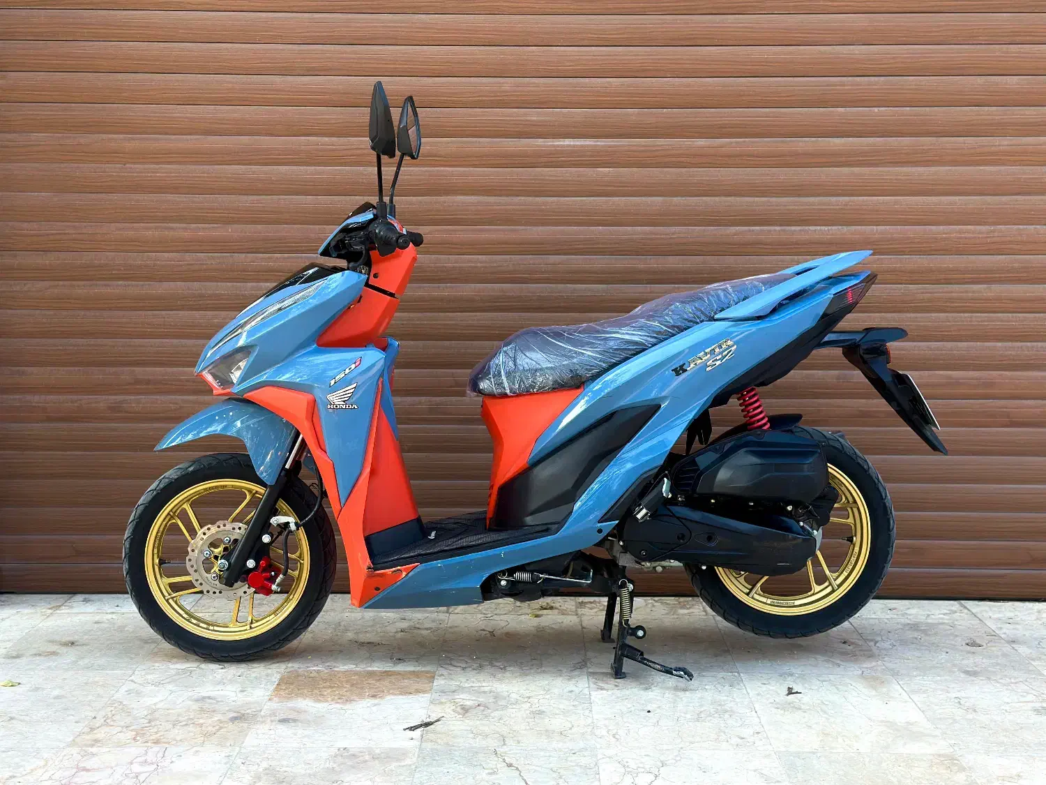 کلیک کویر s2 مدل 1401|موتورسیکلت|ساری, |دیوار