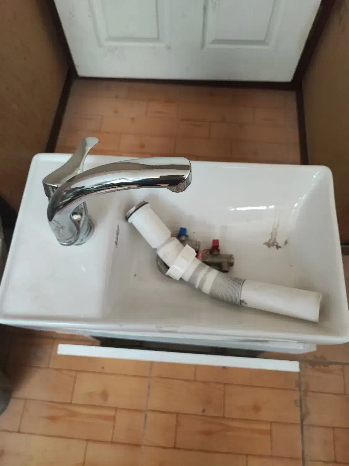 روشویی همراه با کابینت و شیرآلات|لوازم سرویس بهداشتی|میاندوآب, |دیوار