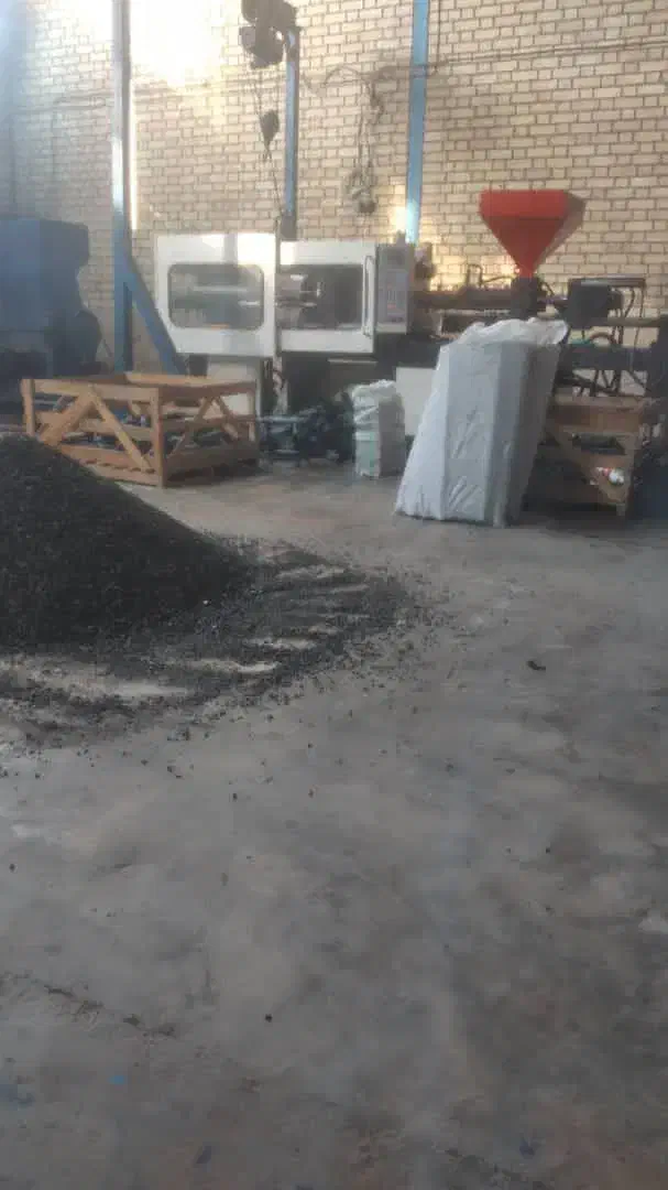 دستگاه تزریق پلاستیک ۳۵۰ گرمی و یک قالب دوک|ماشینآلات صنعتی|برخوار, |دیوار