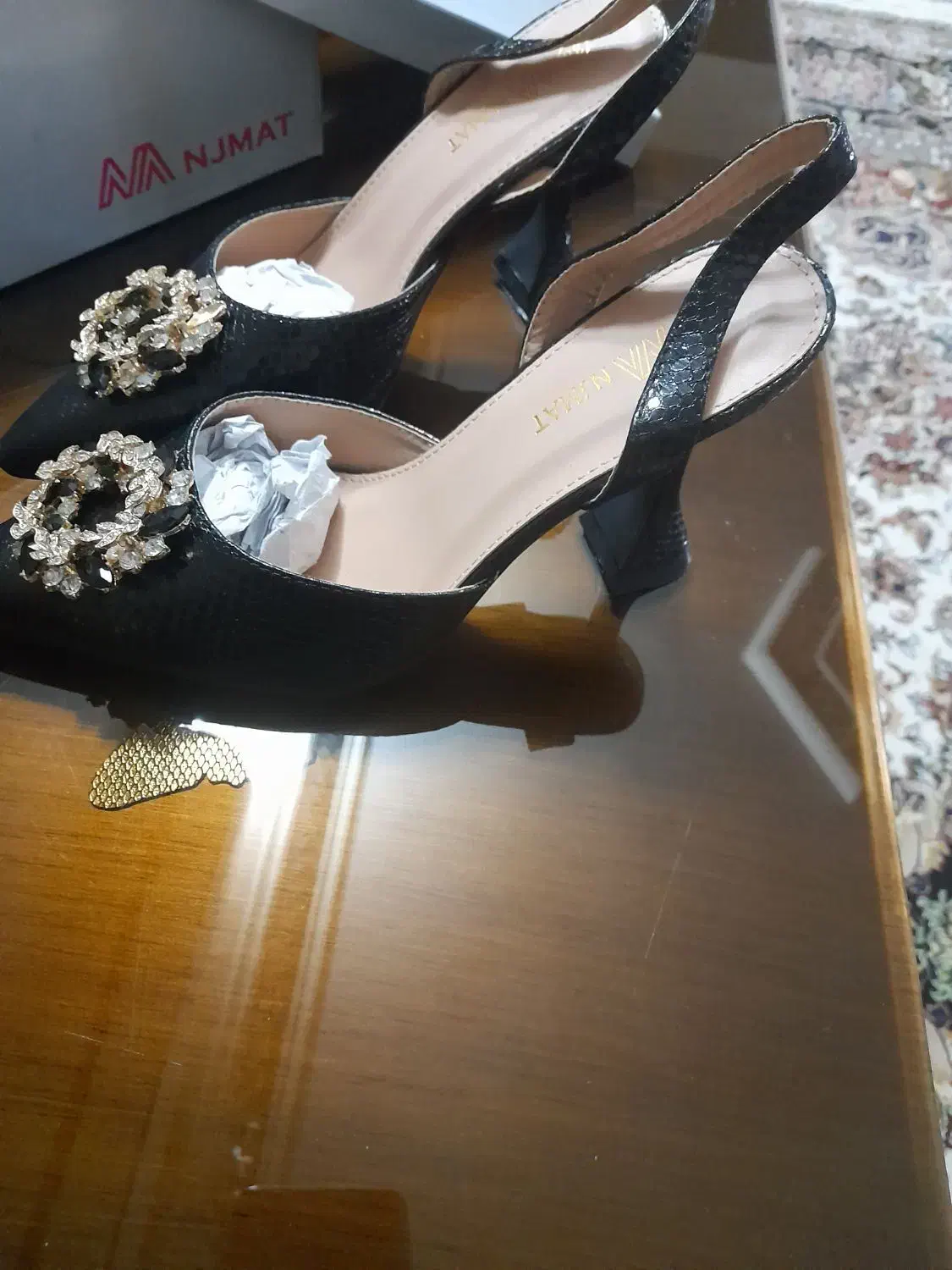 کفش|کیف، کفش، کمربند|قم, وادی السلام|دیوار