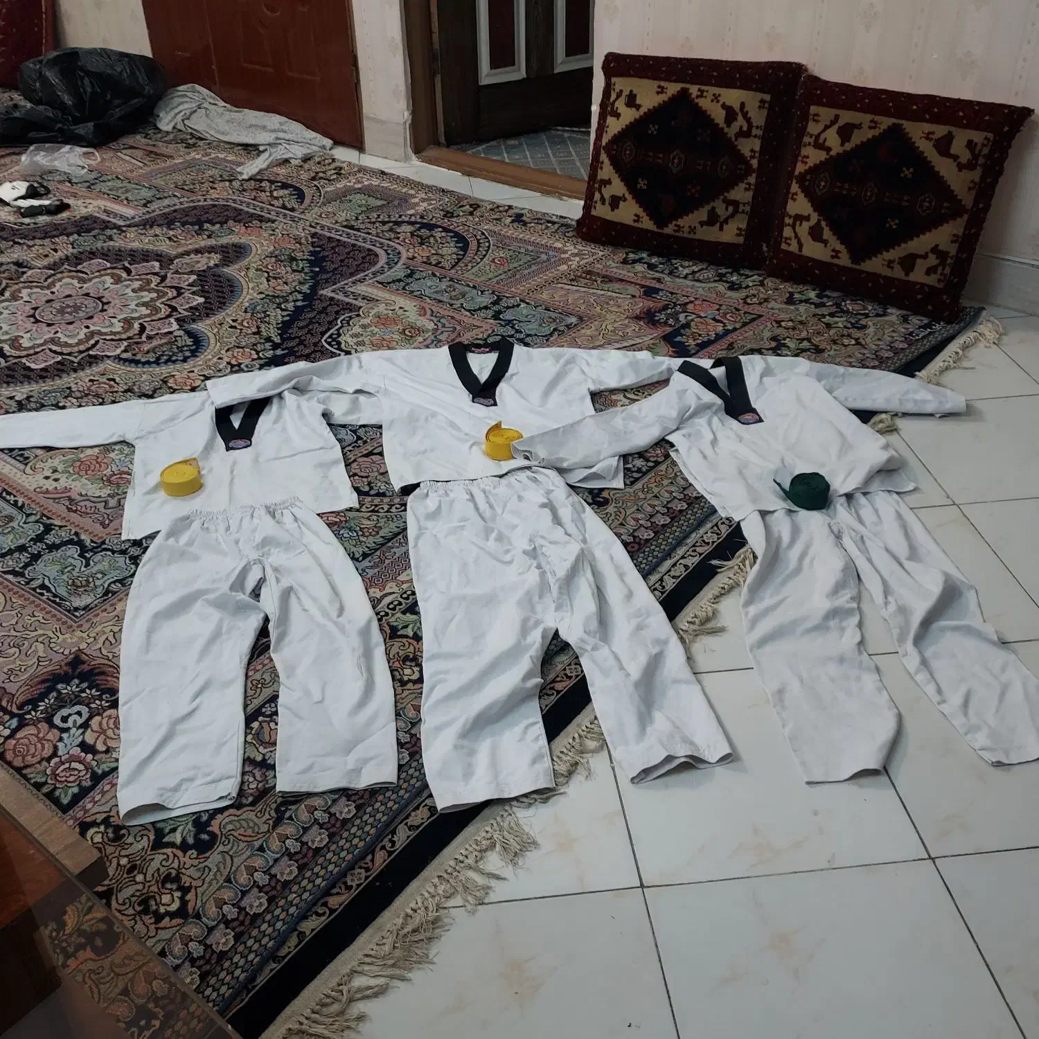 سه دست لباس تکواندو با هوگو و دستکش و ساق بند|تجهیزات ورزشی|مشهد, شهید آوینی|دیوار