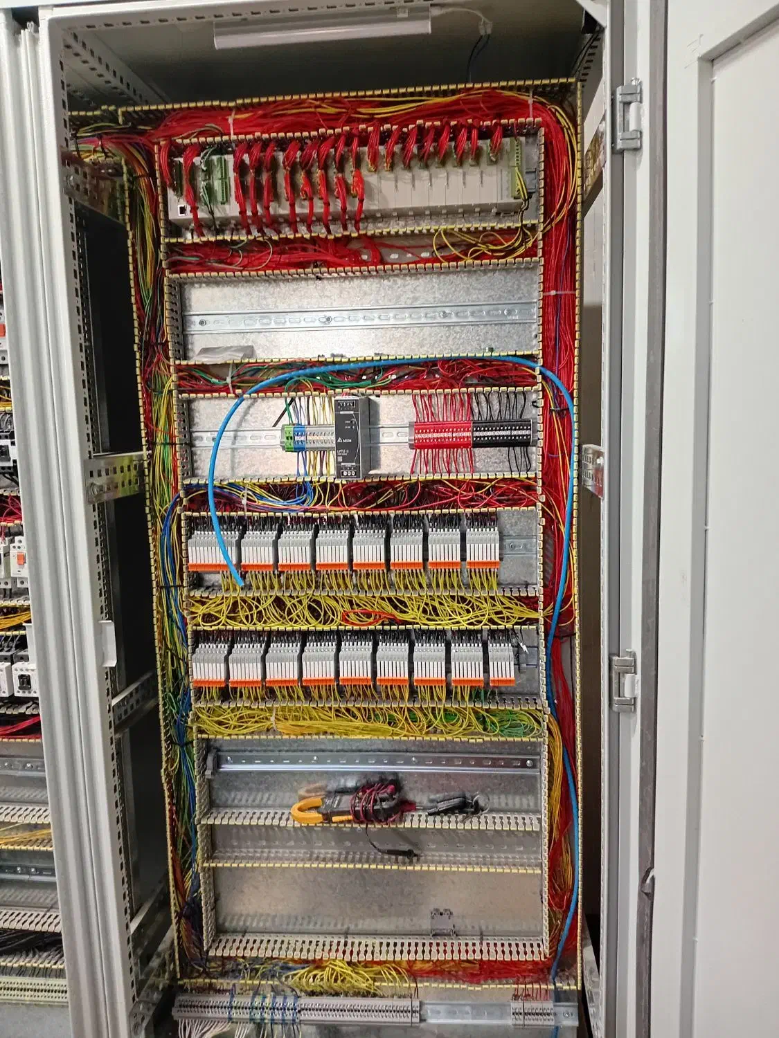 نیازمند کاراموز برق|استخدام صنعتی، فنی، مهندسی|نیشابور, بلوار گلها|دیوار