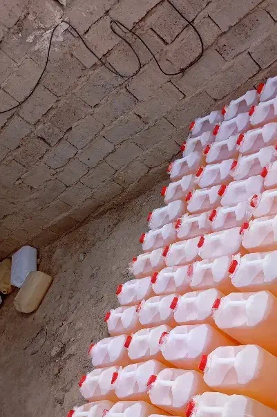 گالن خالی مشابع|ظروف نگهدارنده، پلاستیکی، یک‌بارمصرف|زهک, |دیوار