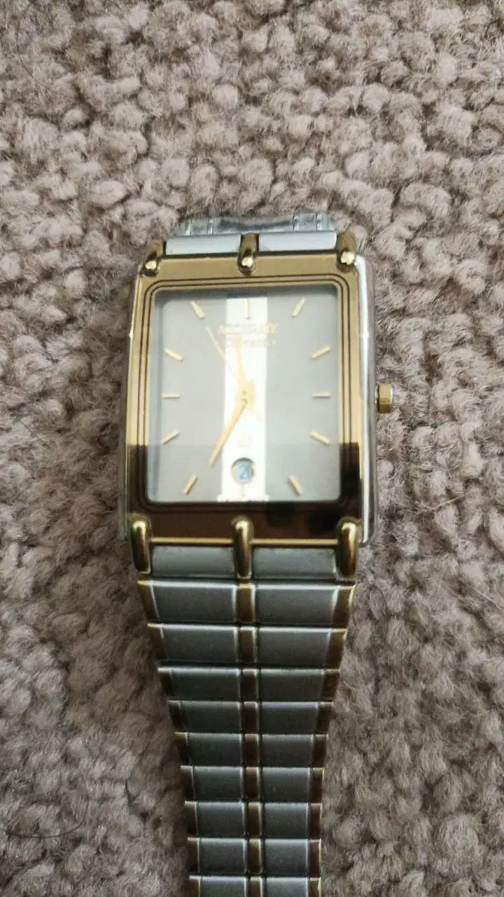 وسائل شخصی|ساعت|قم, بنیاد|دیوار