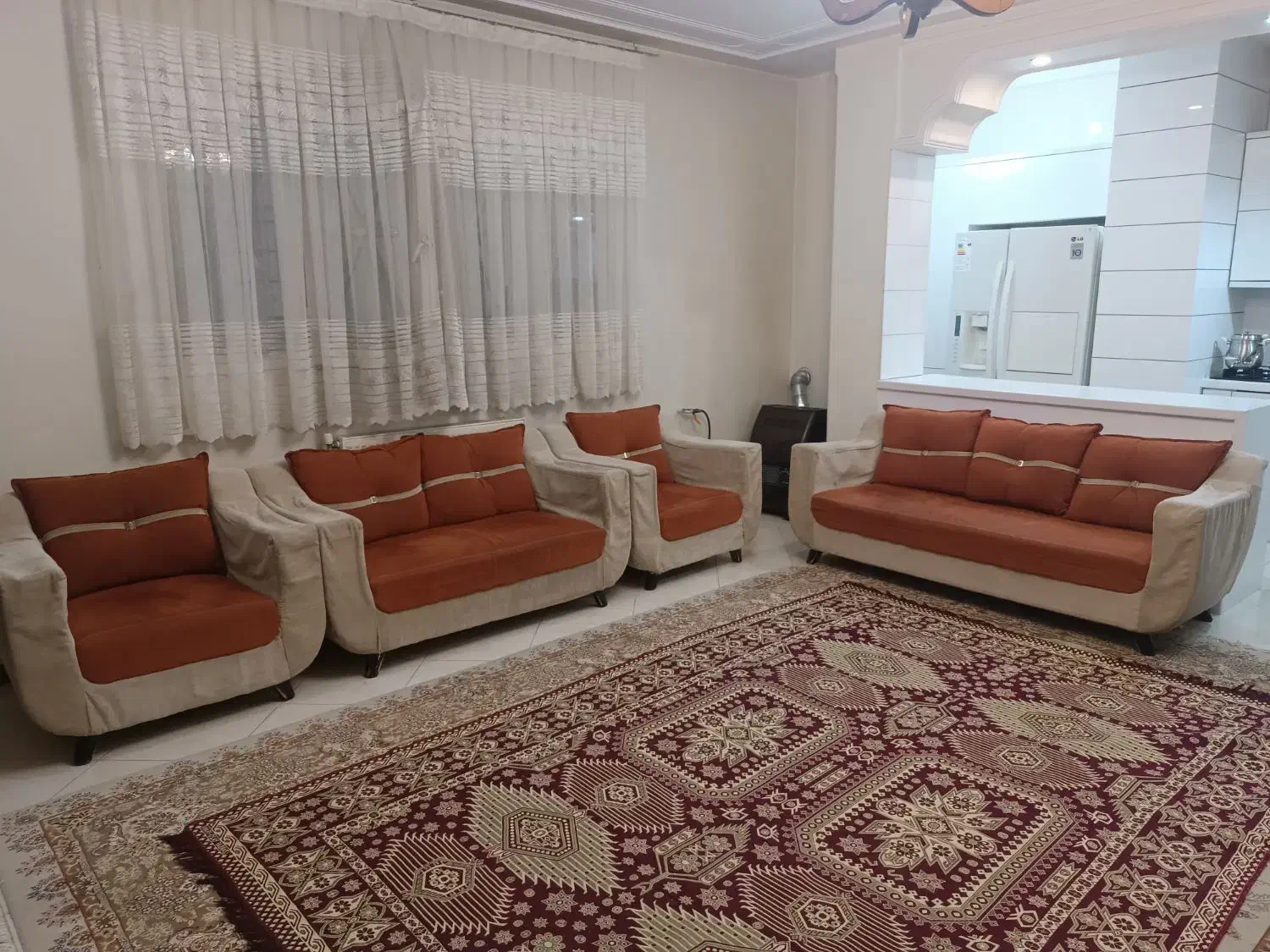 یک دست مبل هفت نفره، میز ناهارخوری، میز و گل میز|مبلمان خانگی و میز عسلی|شیراز, صدا و سیما|دیوار