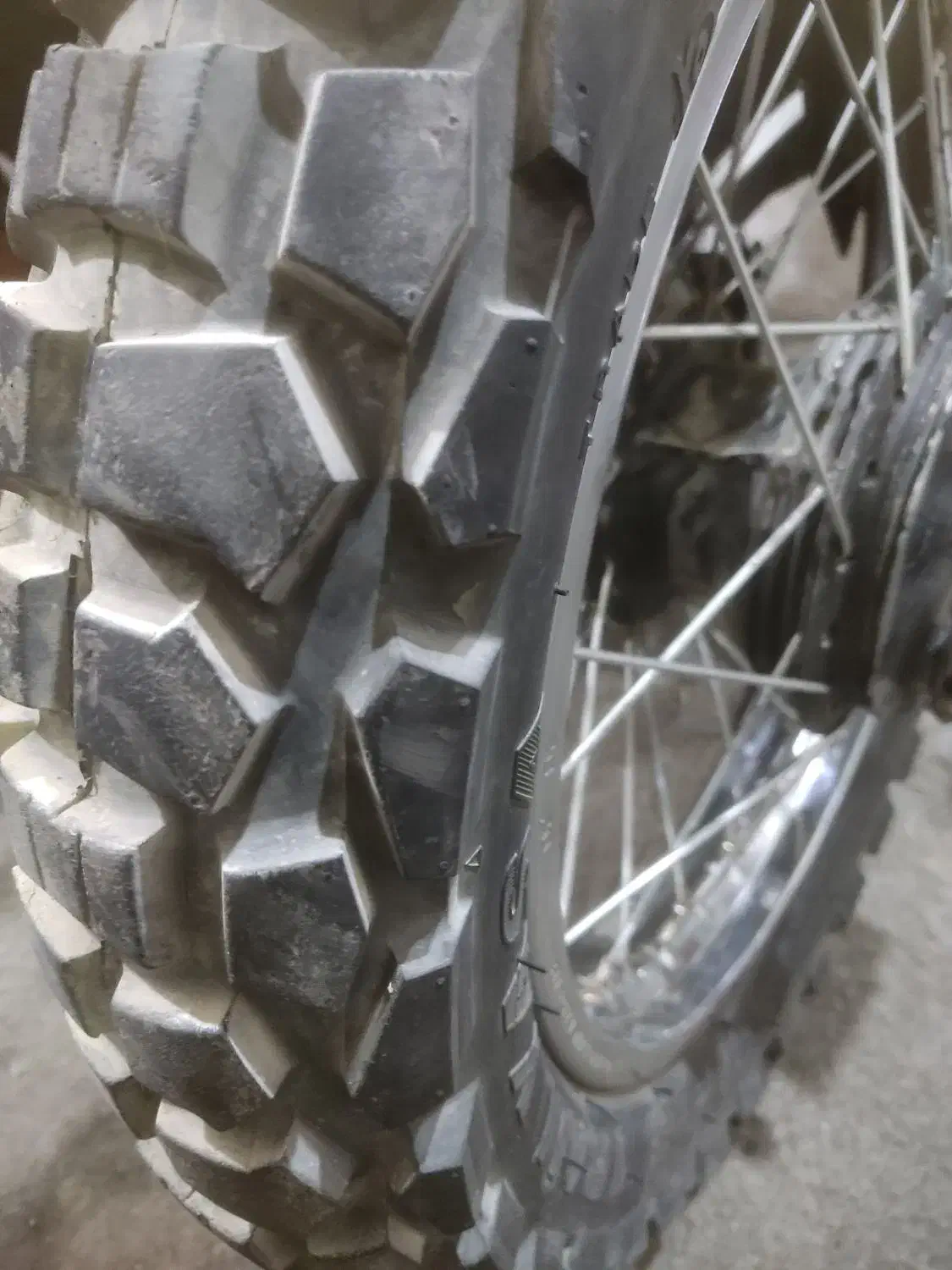 لاستیک عقب سیارم|قطعات یدکی و لوازم جانبی|کویرات, |دیوار