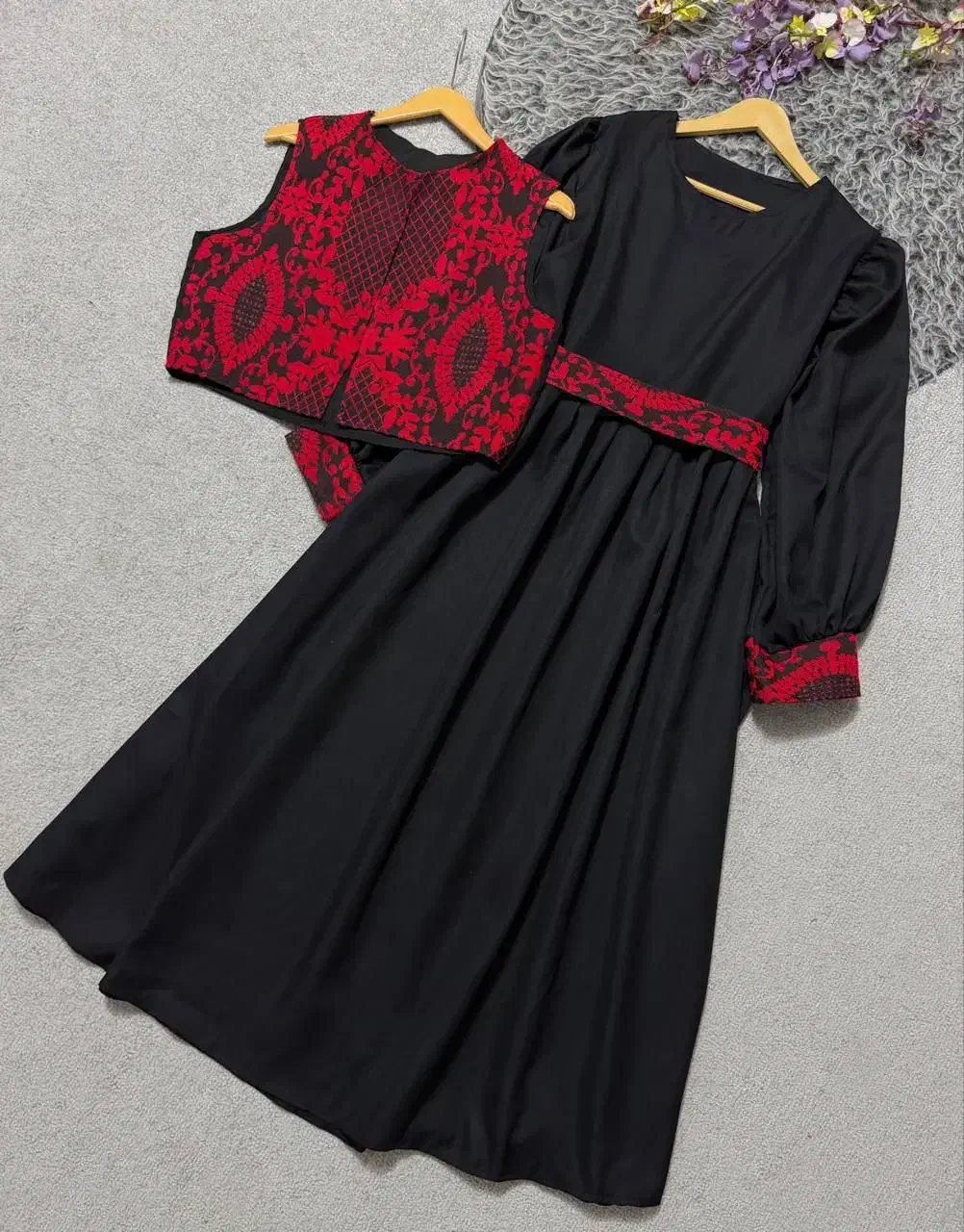 سه تیکه یلدایی|لباس|لاهیجان, انقلاب|دیوار