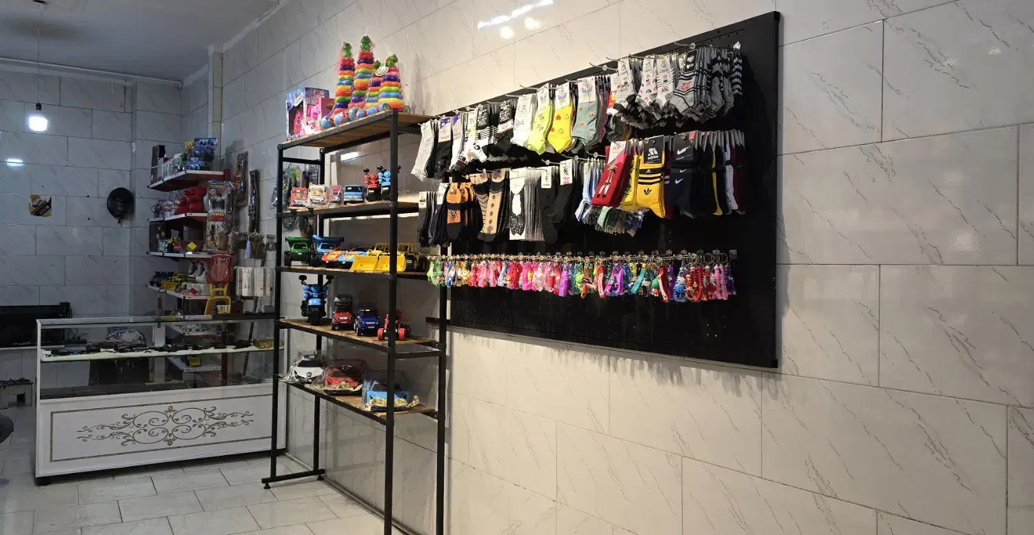 ویترین مغازه یک ونیم متری و یک متری و قفسه چوبی|فروشگاه و مغازه|مشهد, رده|دیوار