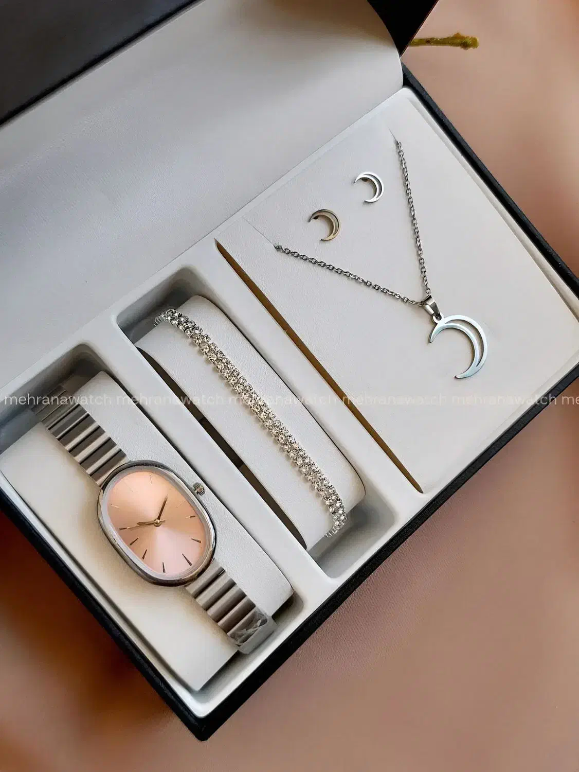 ست ساعت و نیمست و دستبند|ساعت|زرندیه, |دیوار