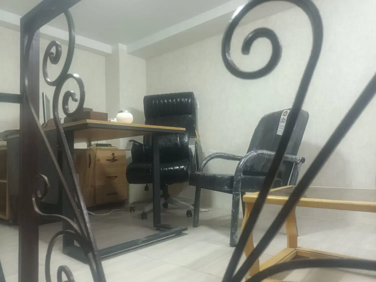 میز مدیرت و صندلی مدیرت|مبلمان اداری|پرند, فاز ۴|دیوار