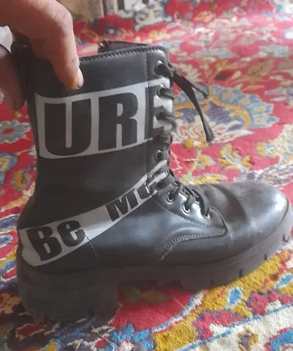 یک عدد پوتین زمستانی مخصوص این فصل یگه|کیف، کفش، کمربند|نهاوند, |دیوار