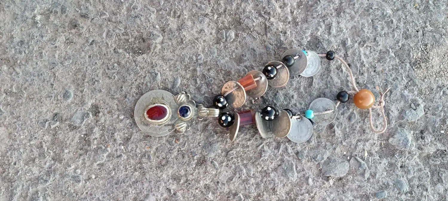 گردنی خیلی خیلی قدیمی پول های قدیمی بایک پلاک|جواهرات|میانه, |دیوار