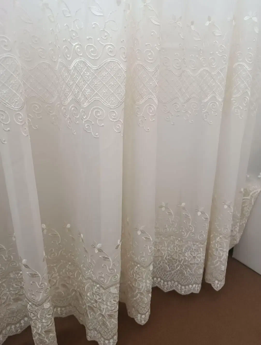 پرده حریر مانند|پرده، رانر، رومیزی|میانه, |دیوار