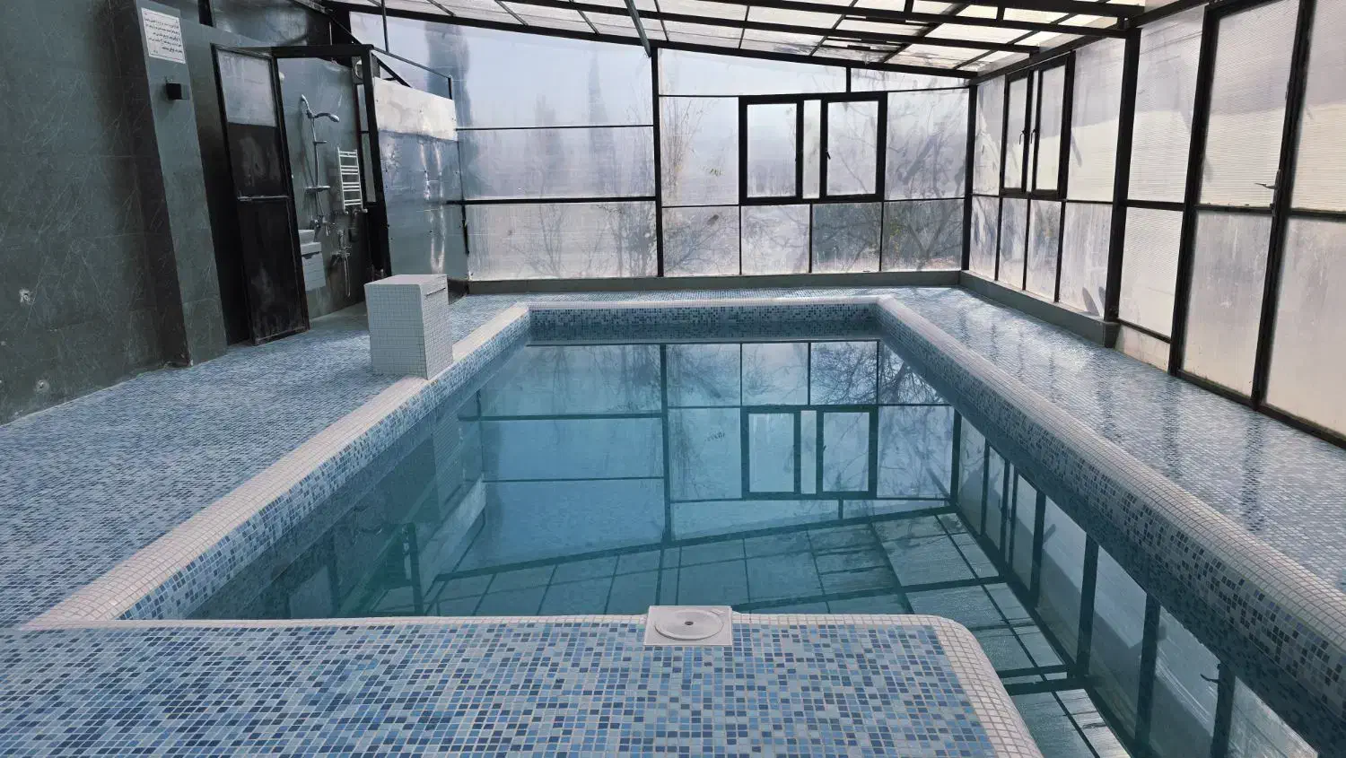 اجاره باغ ویلای لوکس صدرا(استخر آبگرم سرپوشیده)|اجارهٔ کوتاه‌مدت ویلا و باغ|شیراز, باغشهر اهل بیت|دیوار