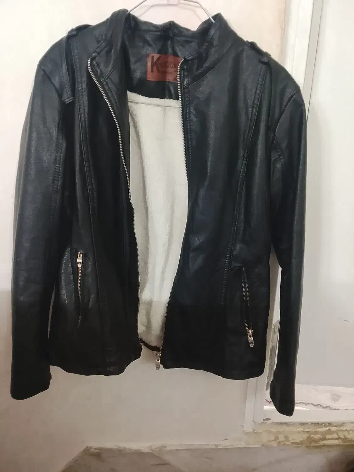 لباس نو|لباس|مشهد, کارمندان دوم|دیوار