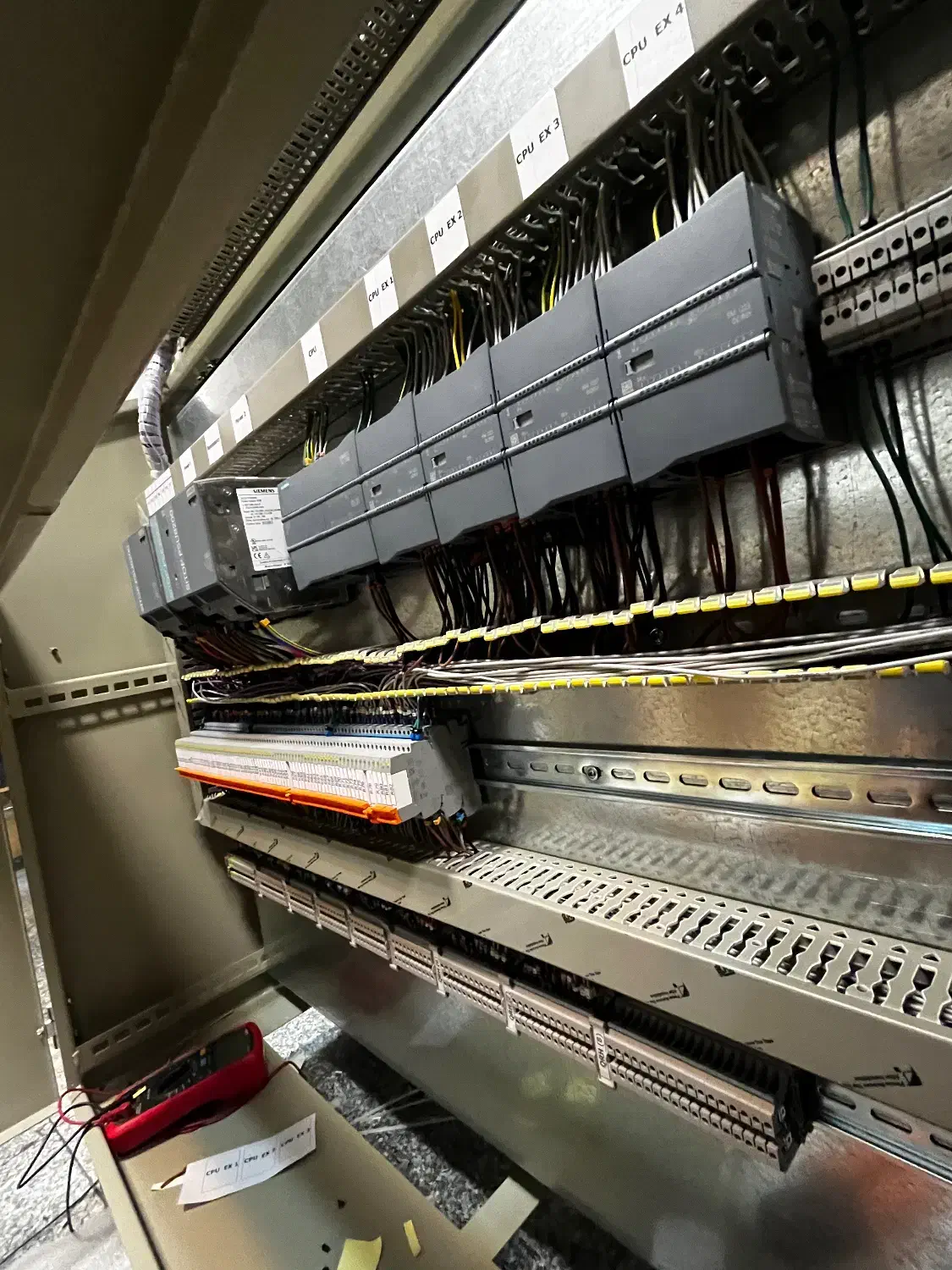 طراحی و مونتاژ تابلو برق صنعتی و ساختمانی|خدمات پیشه و مهارت|تبریز, |دیوار