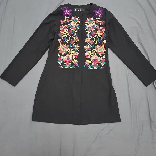 مانتو گلدوزی سالم وتمیز درحد نو|لباس|کرج, حسین‌آباد|دیوار