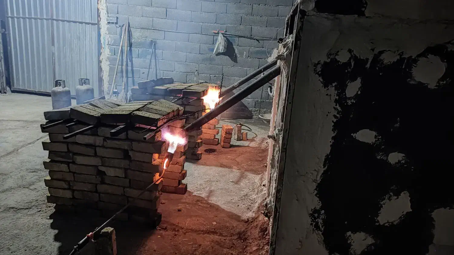 یک عدد کوره زغال کبابی با وسایل|ابزارآلات|سنندج, |دیوار