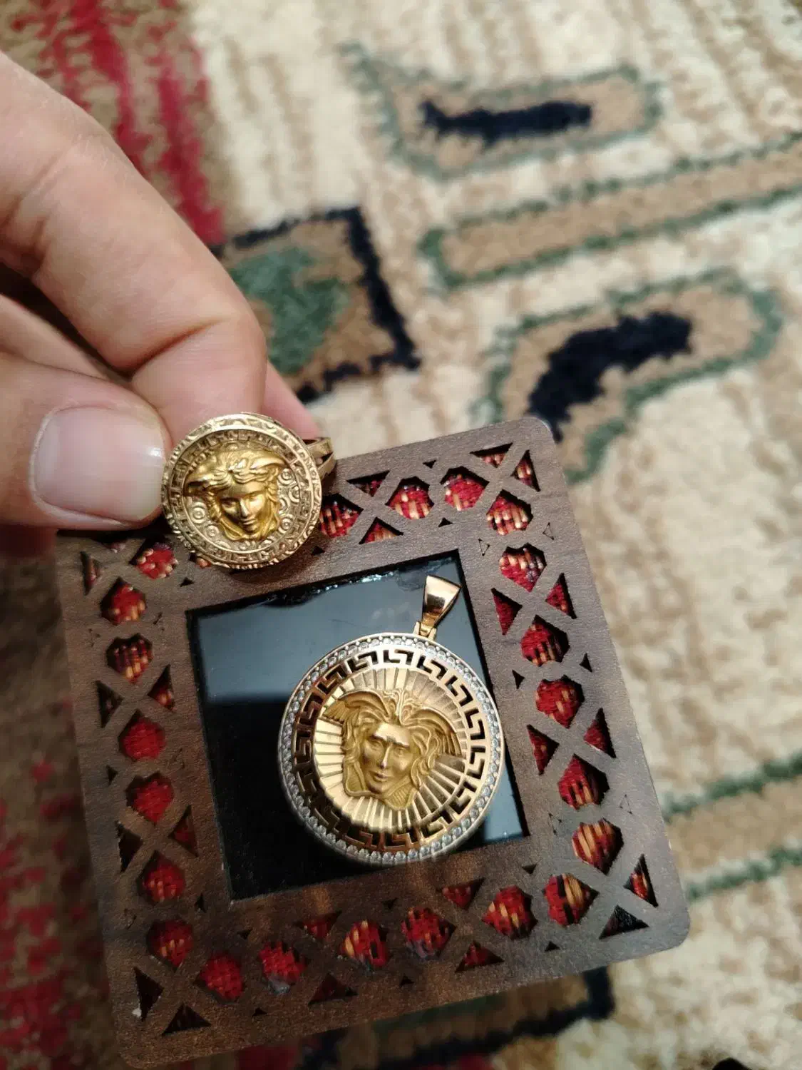 انگشتر و مدال ورساچ|جواهرات|برازجان, |دیوار