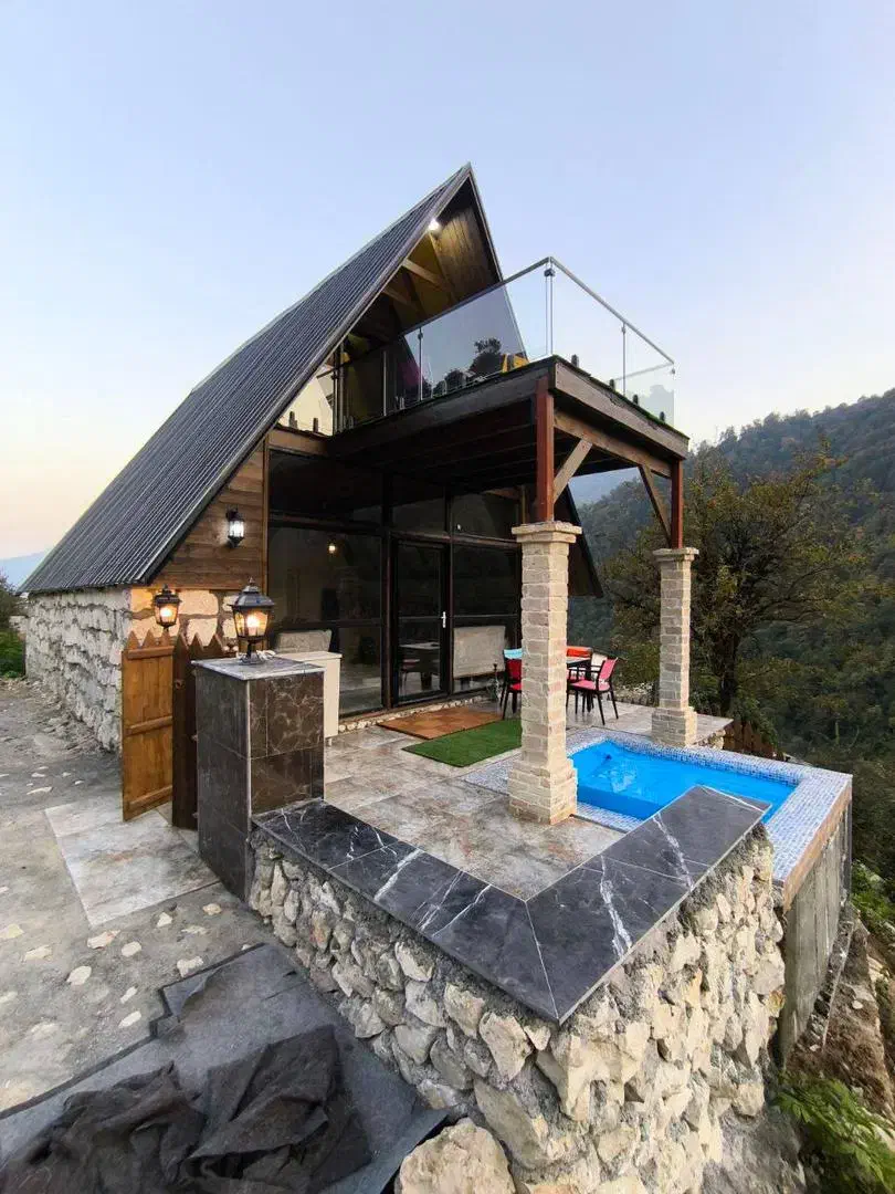 اجاره روزانه کلبه سویسی جنگلی استخر جکوزی روباز|اجارهٔ کوتاه‌مدت ویلا و باغ|رویان, |دیوار