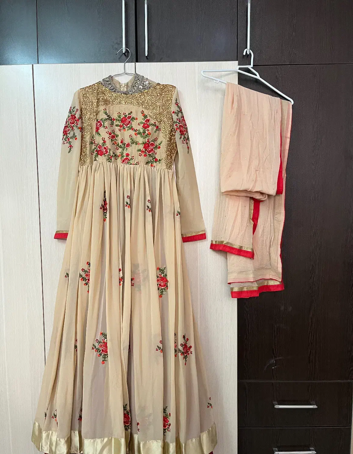 لباس|لباس|مشهد, راهنمایی|دیوار