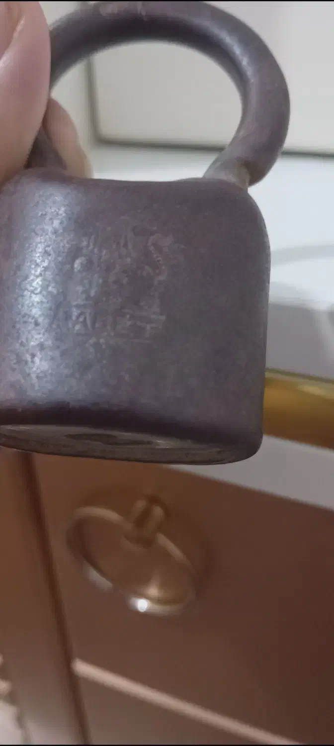 قفل قدیمی|کلکسیون اشیاء عتیقه|بجنورد, |دیوار