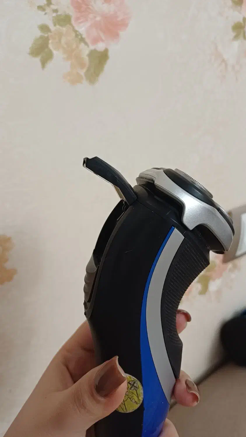 ریش تراش philips خارجی کاملا نو اصلا استفاده نشده|آرایشی، بهداشتی، درمانی|قدس, معادن شن و ماسه|دیوار