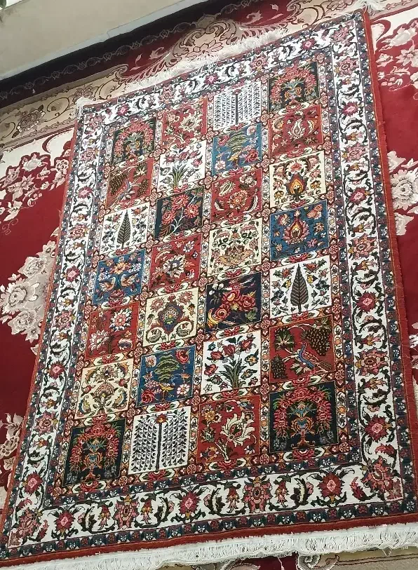 قالیچه دستبافت به صورت کاملاً دستی در محیط خانه|فرش|سامان, |دیوار