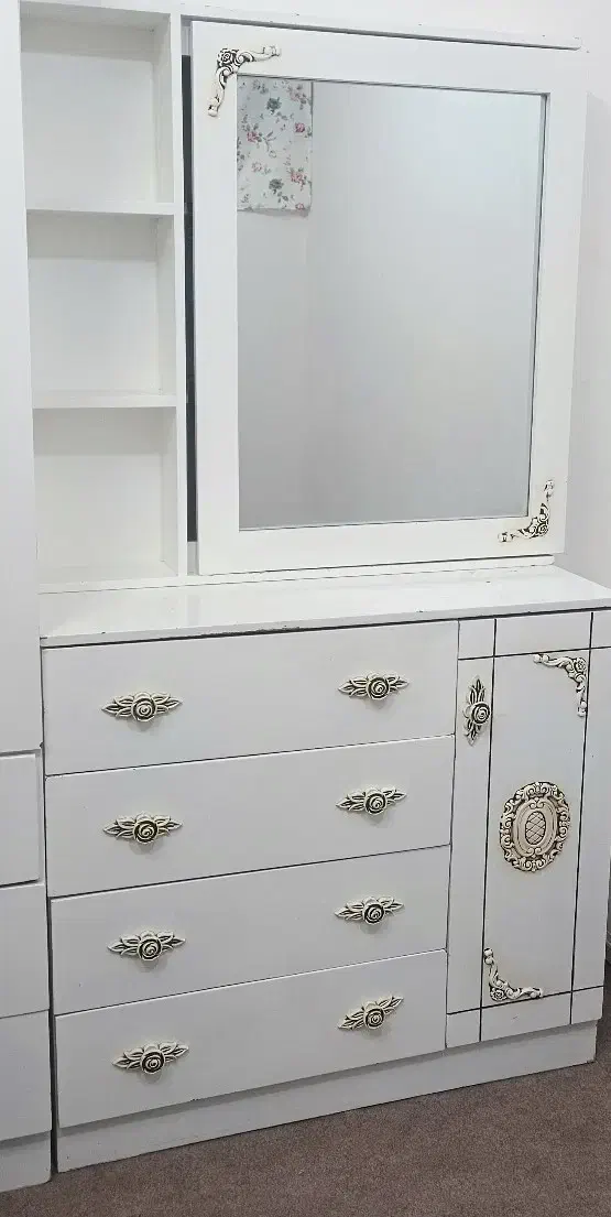 میز آرایشی چهار کشو|مبلمان خانگی و میز عسلی|سبزوار, زینبیه|دیوار