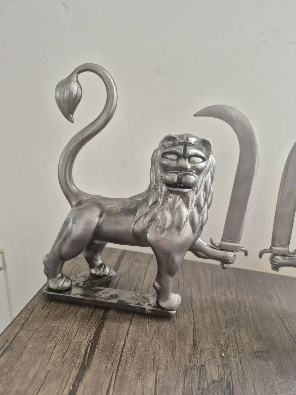 شیر علامت|کلکسیون اشیاء عتیقه|قرچک, مهدیه|دیوار