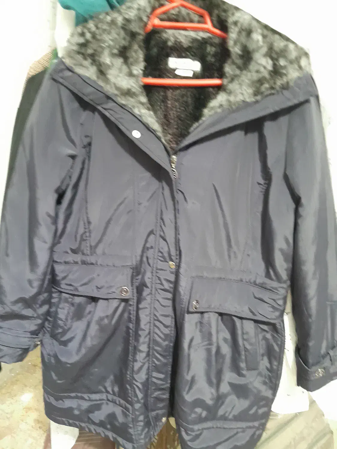 کاپشن بارانی خادجی|لباس|شیراز, بعثت|دیوار